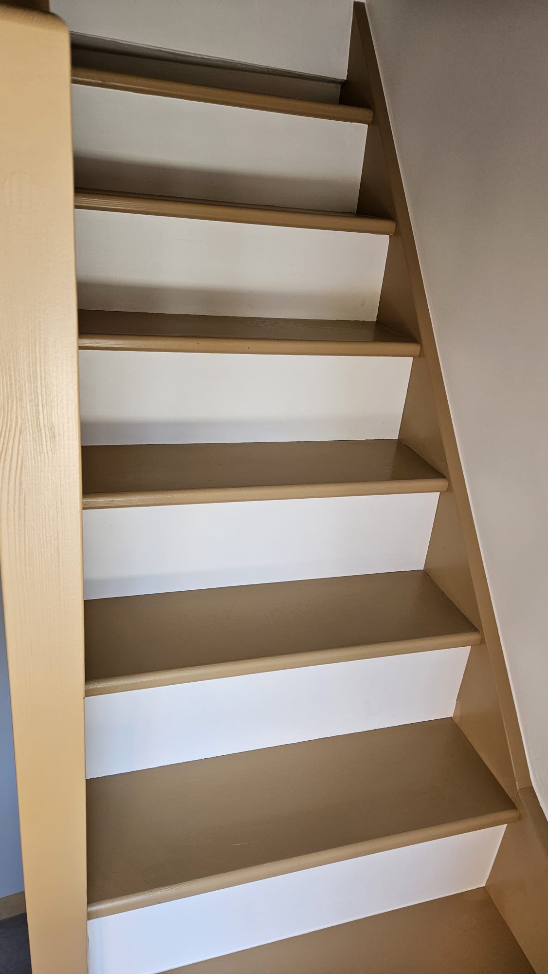 Smart Habitat - Escalier repeint beige