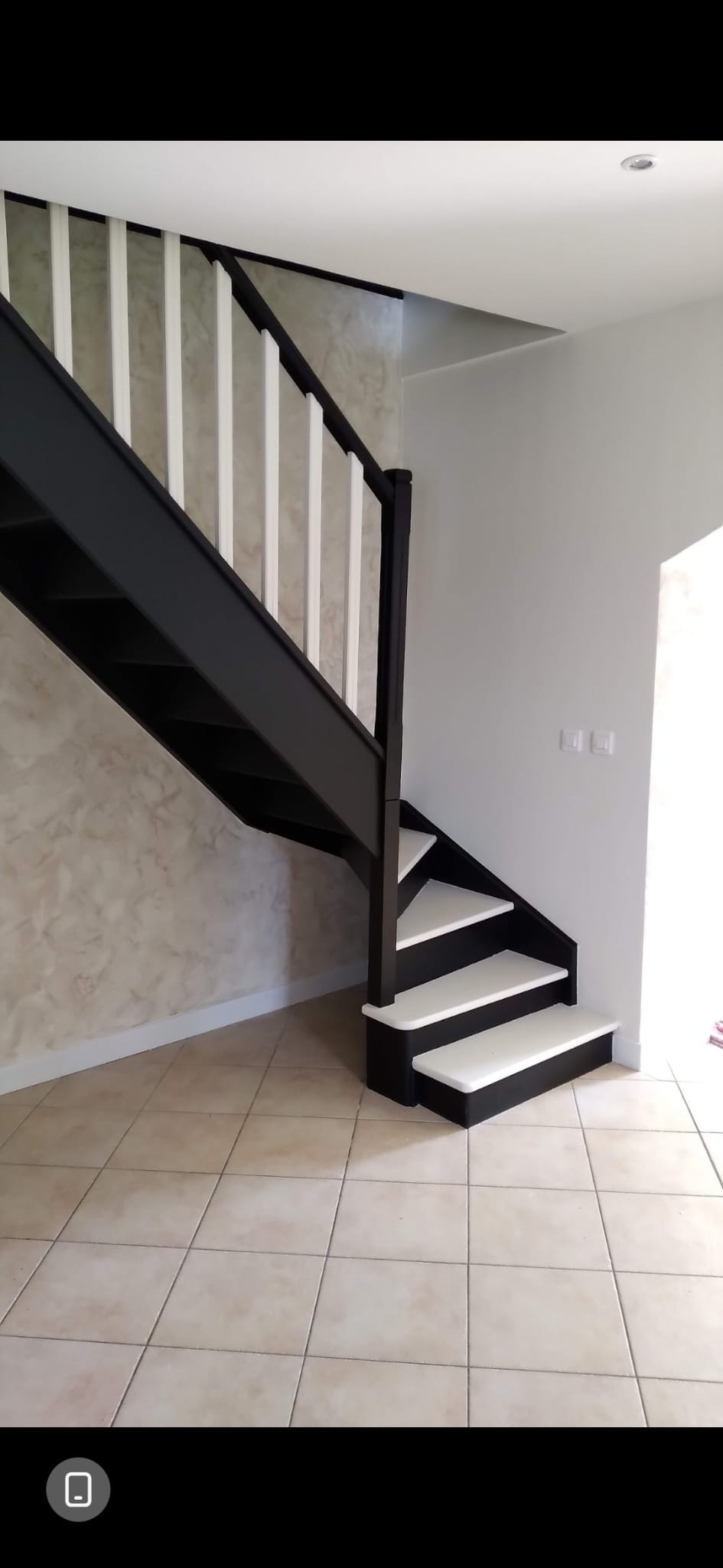 Smart Habitat - Escalier noir & blanc moderne