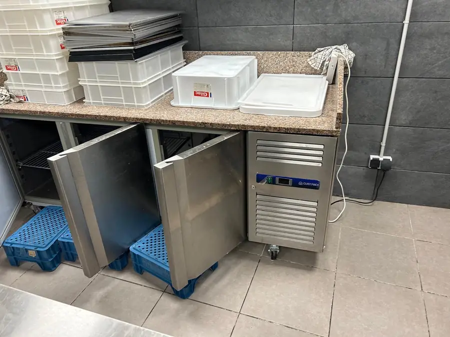Table réfrigérée professionnelle en cuisine